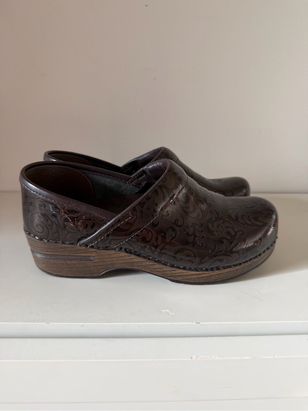 Dansko Women’s Embossed Metallic‎ Brown Clogs. Sz 37 (6.5-7) - Picture 4 of 12